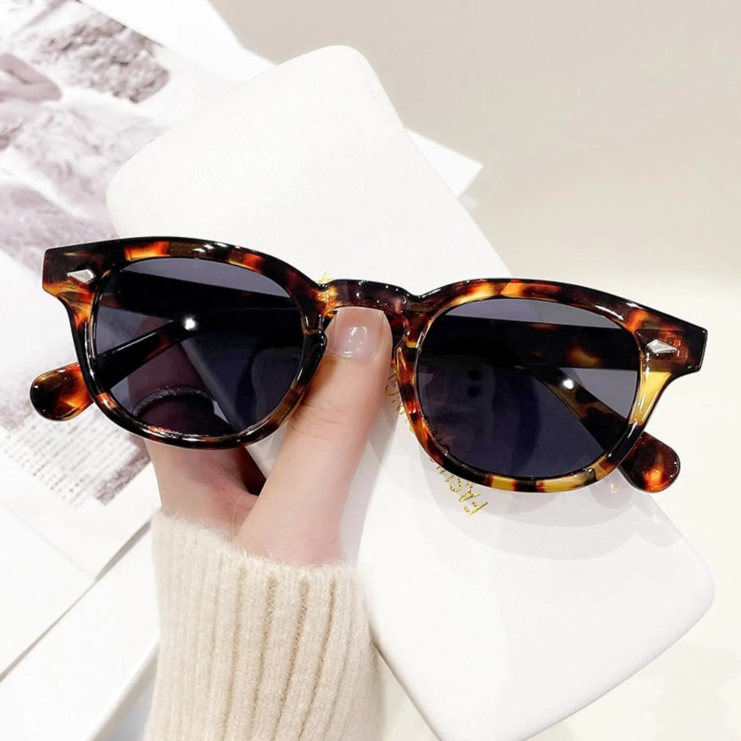 Vintage Fashion Round Sunglasses Women Men Retro Rivet Lens Glasses Female Uv400